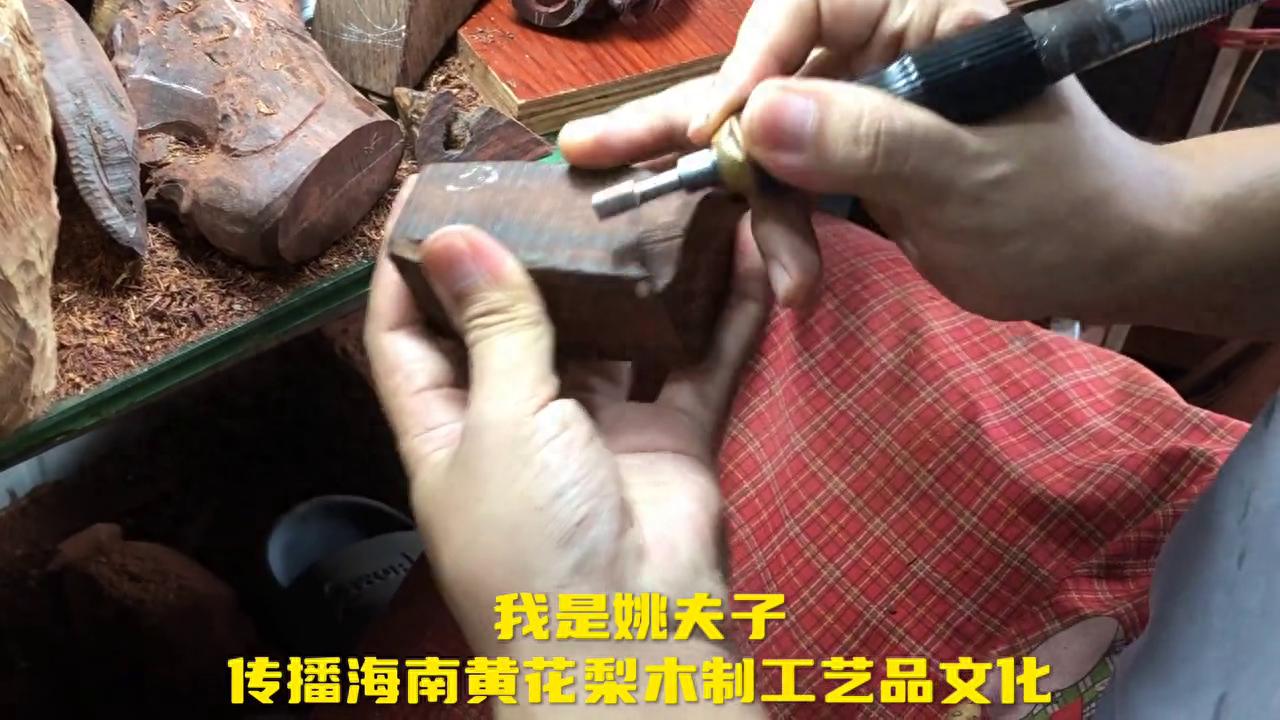 海南黃花梨工藝品制作步驟_什么是好的木雕工藝_海南黃花梨葫蘆雕刻過程